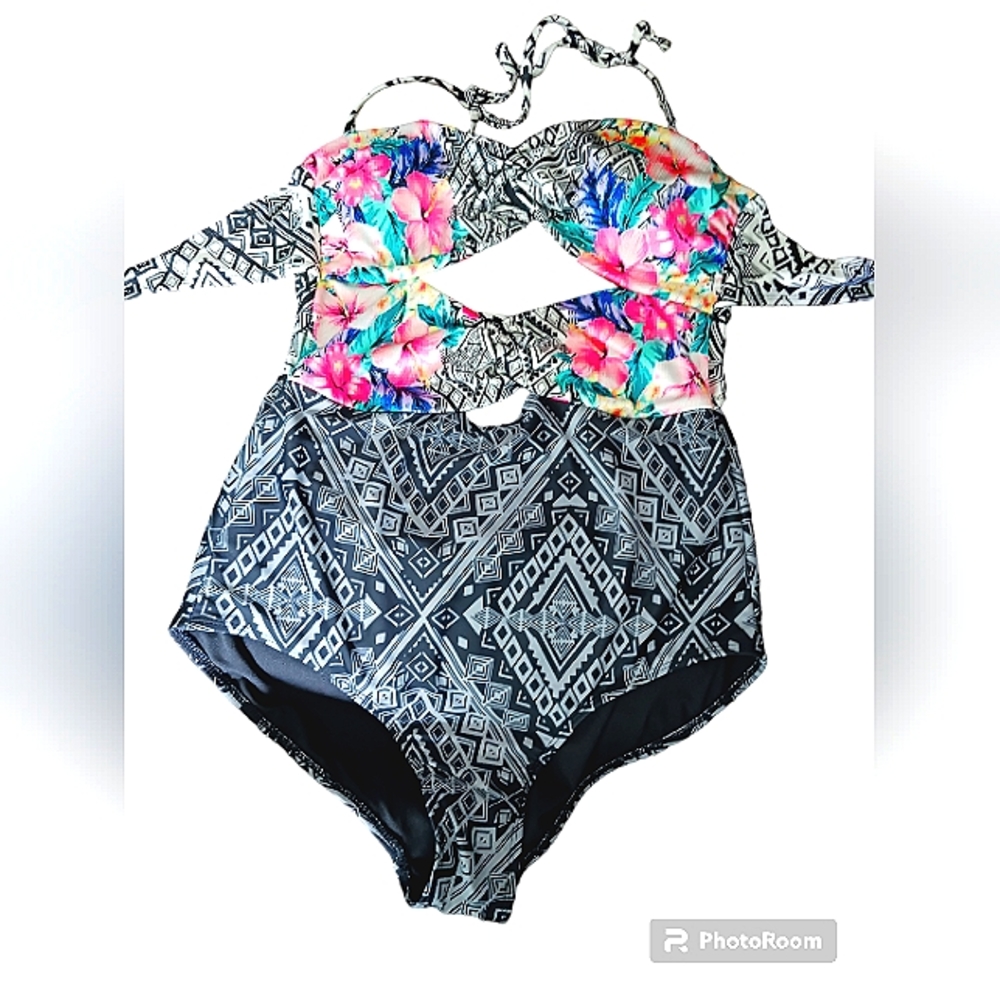 SALE❤️‍🔥OP SWIMSUIT🧚🏽‍♀️✨ Floral And Geometric Print NWOT